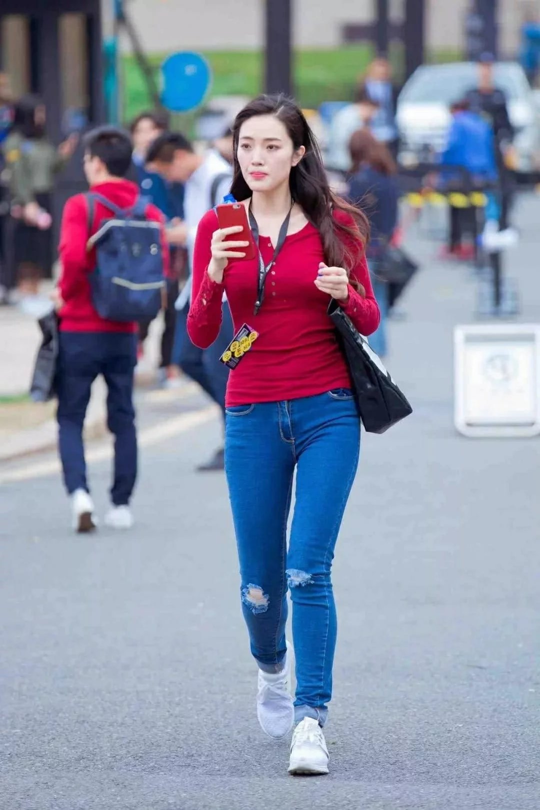 俏皮的小姐姐紧身穿搭，丰满的身材就是好，全是喝牛奶的功劳