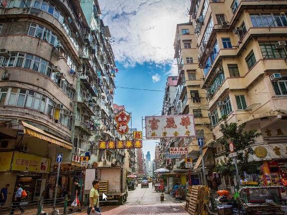 为何香港人宁愿挤在8㎡空间里，也不想在内地买房？原因让人羡慕