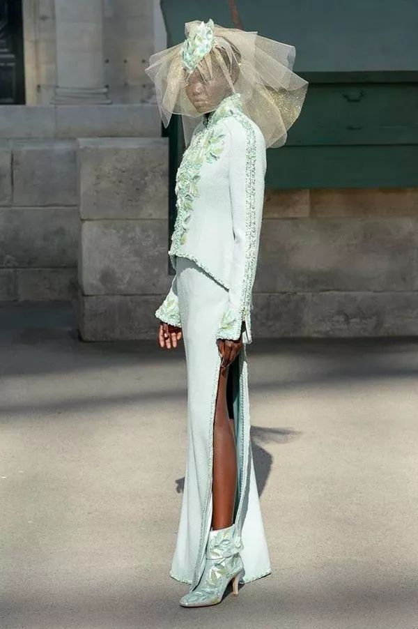 我们在巴黎大皇宫变的书报亭里问了周迅和刘雯一些小秘密……