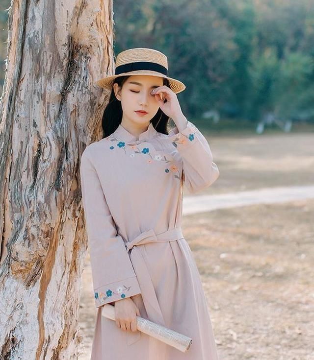  「气质」小姐姐穿着黑色的吊带连衣裙, 少女感十足, 十分减龄