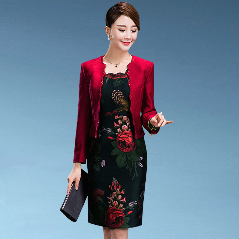 中秋弟弟结婚，老妈穿欧式“红酒裙出席，端庄优雅，美的惊艳四方