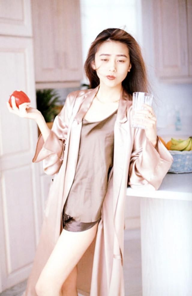 看完80、90年代的日本时尚，美的让我想穿越时光……