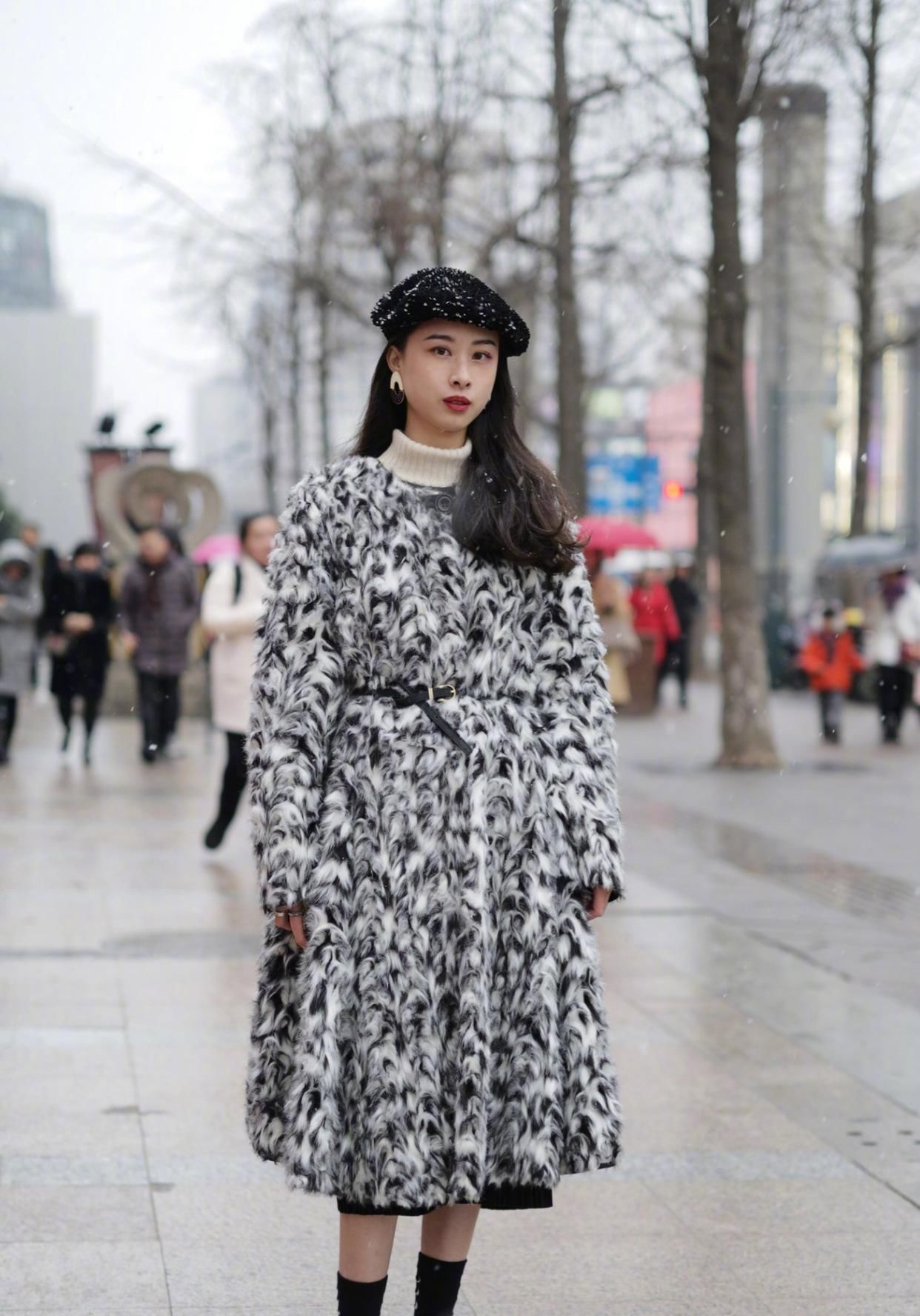 「上线」美女街拍:如果我消失了,谁会每天开着微信傻傻的等着我上线