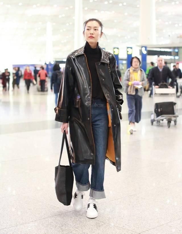 没错@春季换件风衣吧，今年流行复古皮风衣，跟刘雯学肯定没错