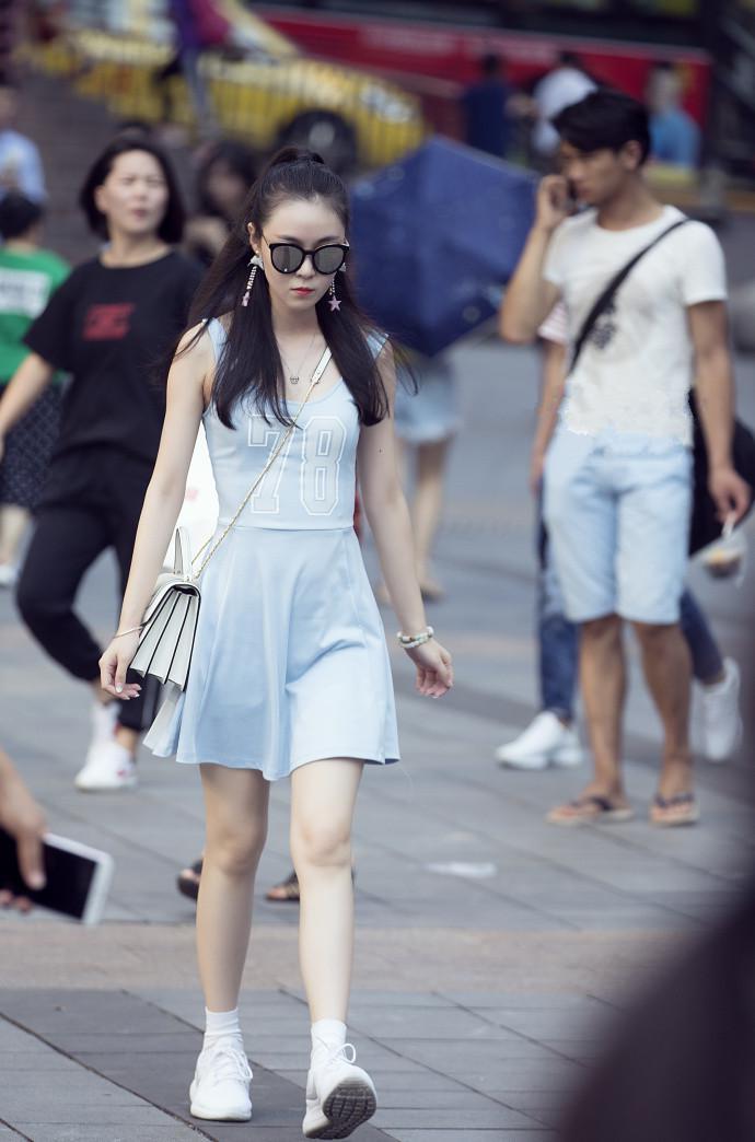 路人街拍：好臭美的小姐姐，小短裙搭配小白鞋，都不会抬头走路了