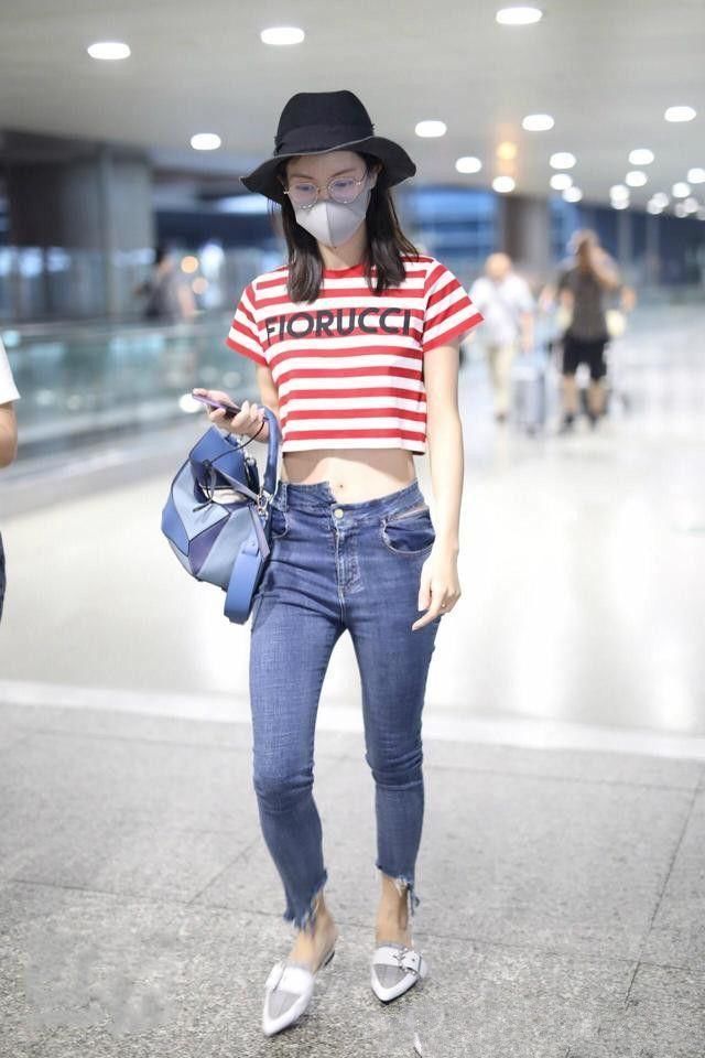 都穿条纹衫秀细腰，刘雯这样的基本款，比金晨的短款看着舒服多了