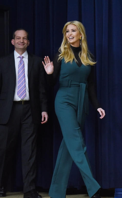 身高180cm的伊万卡会“装”！着装气场十足，老爹和安倍如同跟班