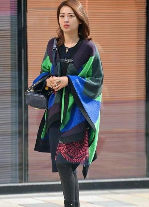  [气质]街拍：肤如凝脂的美女，一件斜肩上衣配黑色短裙，时尚气质女神范