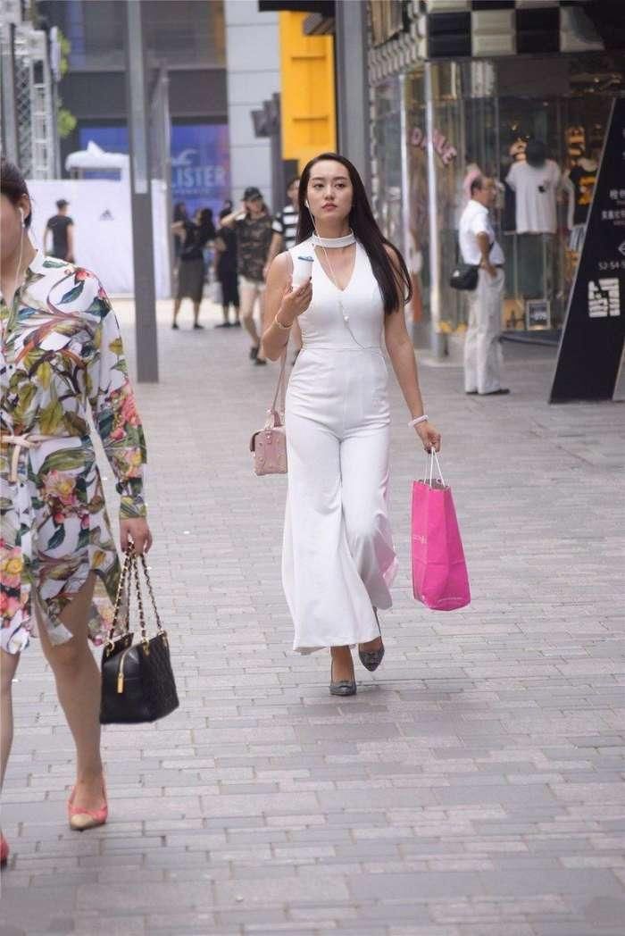 小美女黑色上衣搭配紧身牛仔裤，美丽中带着点狂野的性感!