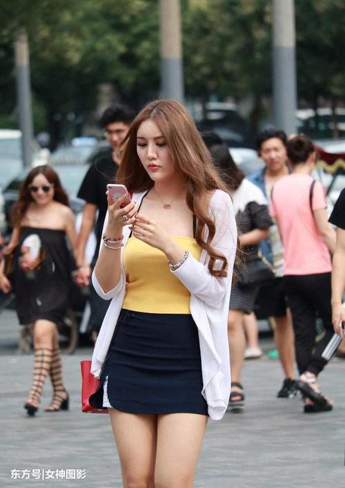 街拍美女：身材苗条的小姐姐，个个女人味十足！