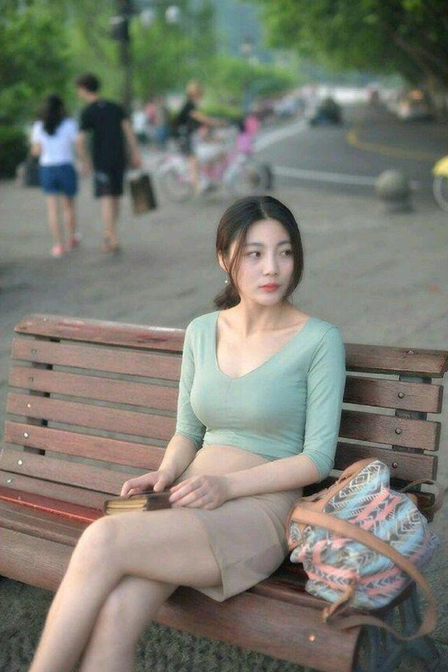 街拍：清爽自然有气质的小姐姐，穿着修身气场满满！