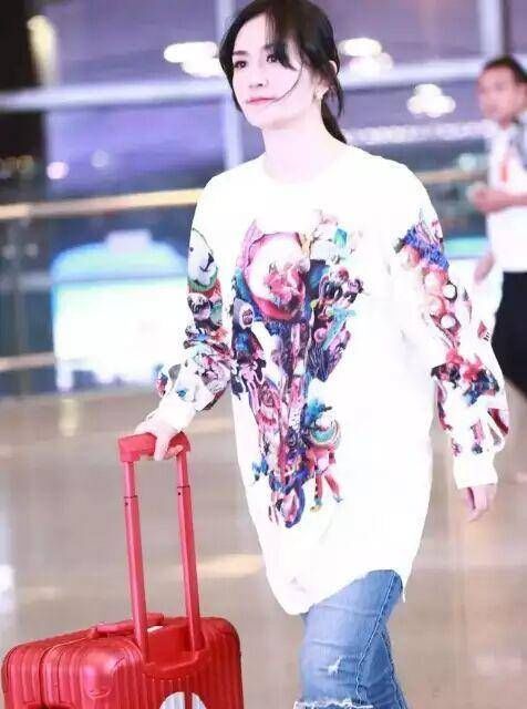 谢娜晒娃，宝宝又长大了不少，宝妈简直美到一定程度!