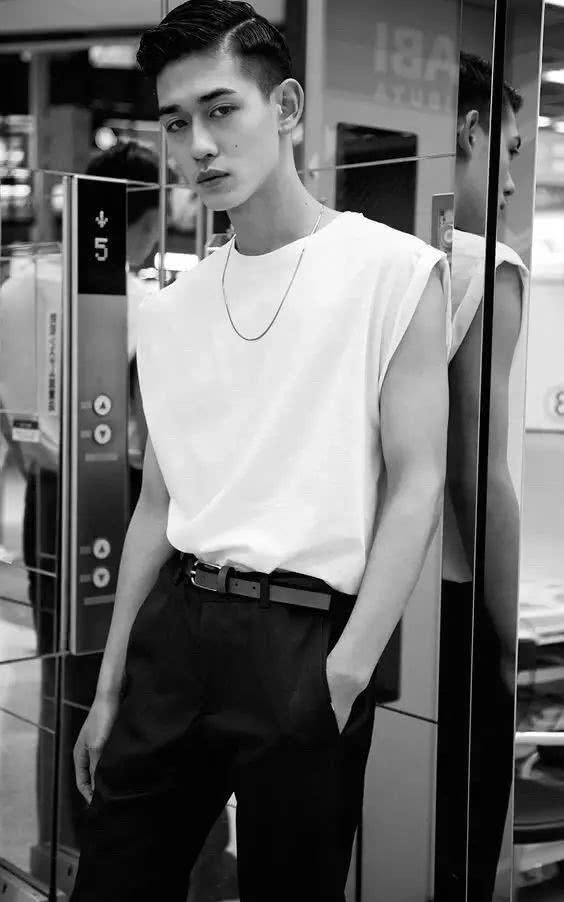 为什么女生穿背心很性感，男生穿就像老大爷!