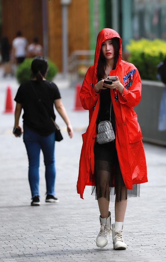 街拍：小姐姐勇于追求时尚前卫不拘束，展现出迷人性感的风采！