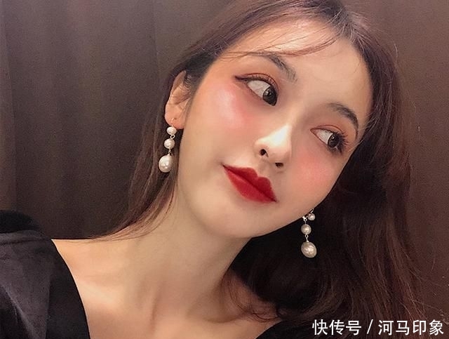  #挑选#你是什么脸型，就选什么耳饰！正确挑选适合的耳饰，帮你点缀造型