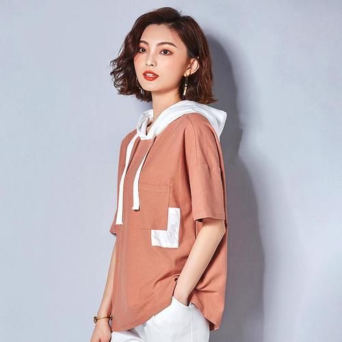 过了40岁女人，别太土，多穿这样的T恤，显瘦有气质