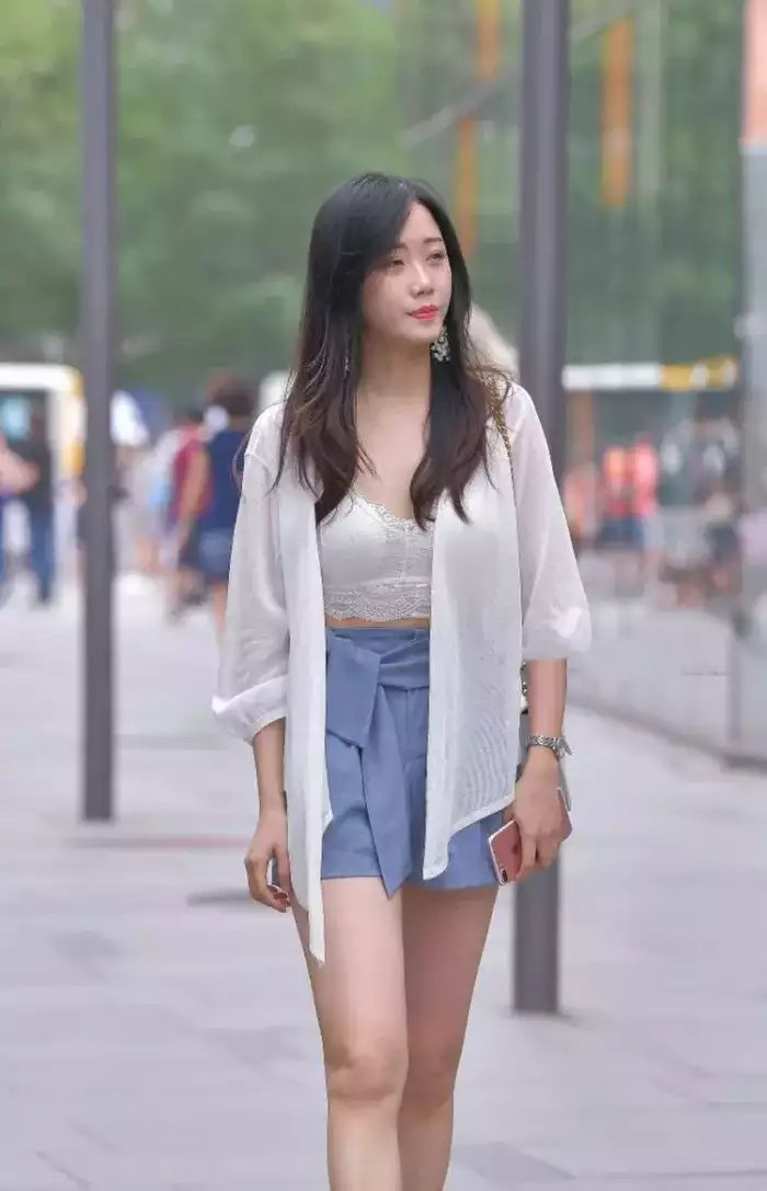 街拍美女: 清秀小姐姐蓝色半身裙搭配白色雪纺衫, 倾城一笑很动人