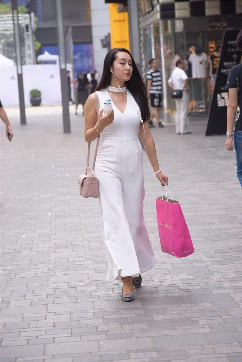 美女少妇穿白色连体衣,丰满迷人性感街拍图!