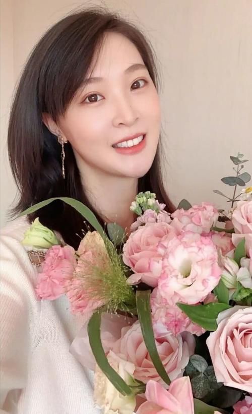  『依旧』惠若琪发文庆生日，皮肤紧致用不上滤镜，婚后颜值依旧扛打