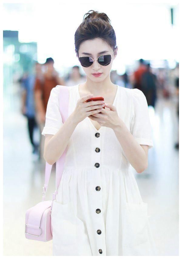 江疏影真会穿，没有高级脸却让人看着很舒服，黑衣黑裙展现好身材