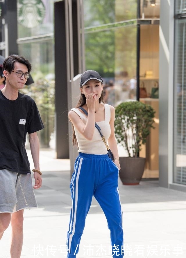  #美女#路人街拍，美女薄纱的披肩设计搭配吊带连衣裙，朦胧又浪漫