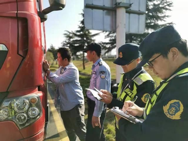  「高速」江苏高速1个月劝返3万多辆超限超载货车，下月起外省高