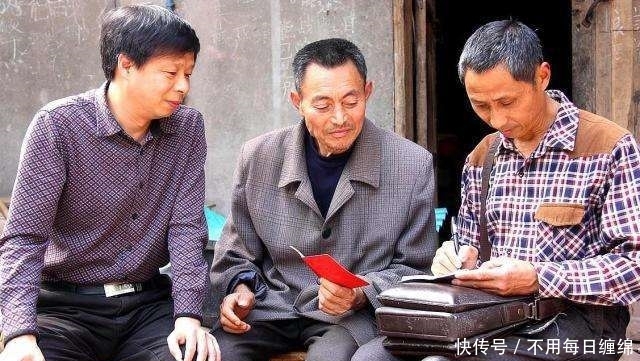  领取■9月起，村干部领取新任务，农村征收“一税一费”，农民早