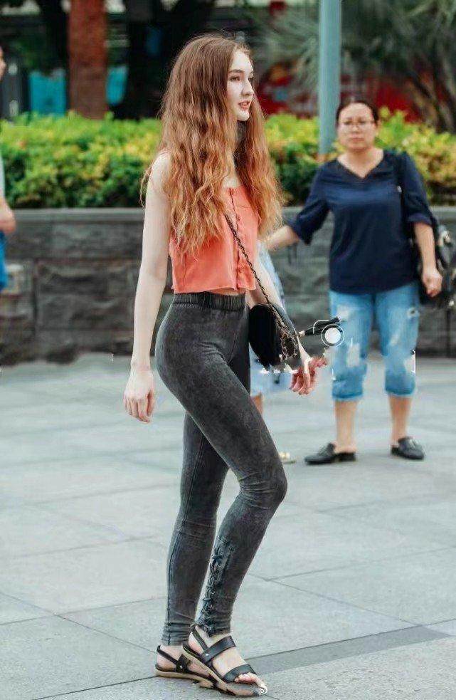 成都街拍: 街头“惊现”混血女孩, 紧身裤配合这身材, 叫完美