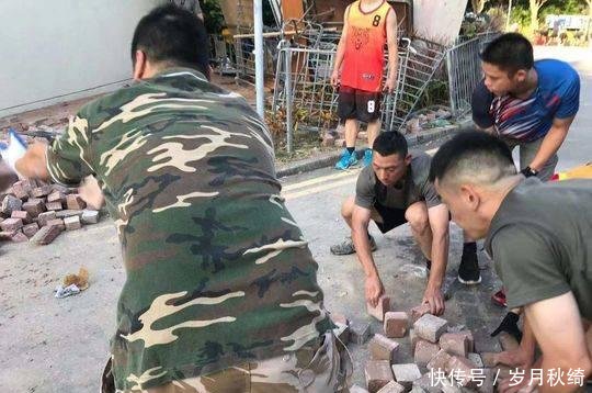  「驻港部队」驻港部队官兵着便装在九龙塘与市民一同清理路障