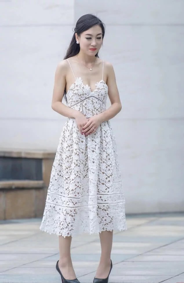 路人街拍：气质小姐姐吊带镂空尽显成熟妩媚，修身的设计勾勒出迷