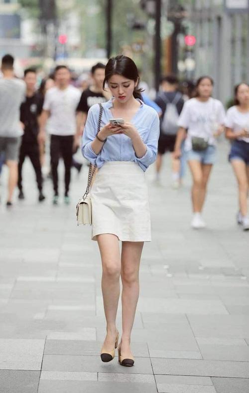 街拍：美女拥有模特的身材姣好的容貌，还有一双大长腿，让人着迷