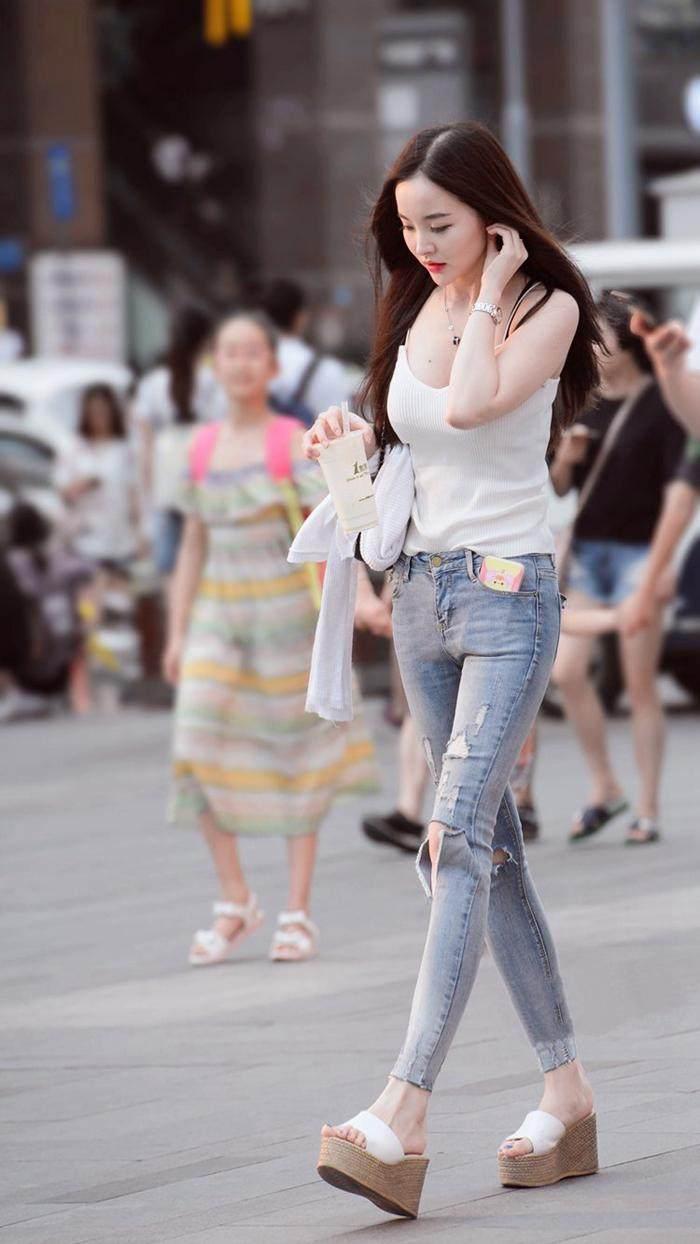 街拍: 乱花渐欲迷人眼, 白皙美腿最吸睛