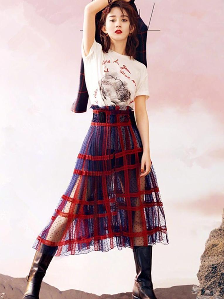 165cm赵丽颖, 穿“雨靴”显腿长, 却被比脸还大的帽子抢镜!