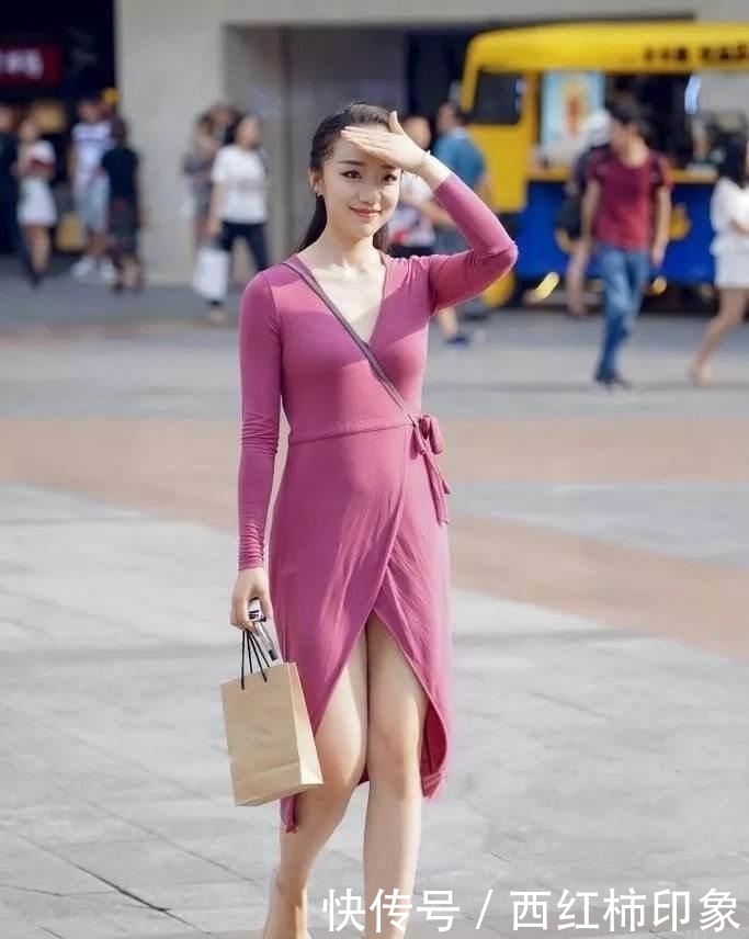 极品■街拍：身材火爆颜值高极品小姐姐被星探抓拍,旁边闺蜜的眼神亮了！