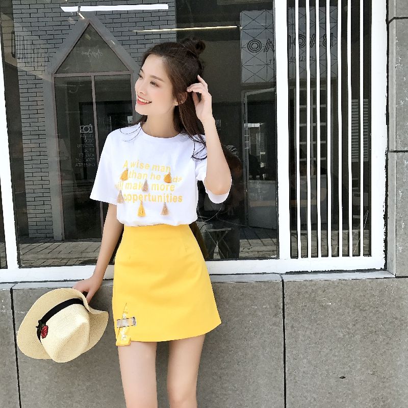 爱穿超短裙的美眉来福利了!瞧瞧下图女人这样穿，防走光太迷人