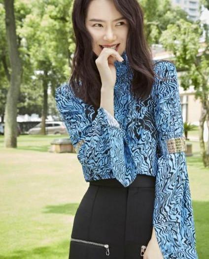 戚薇一改浓妆艳抹形象清新裸妆亮相，有超模脸的气场！