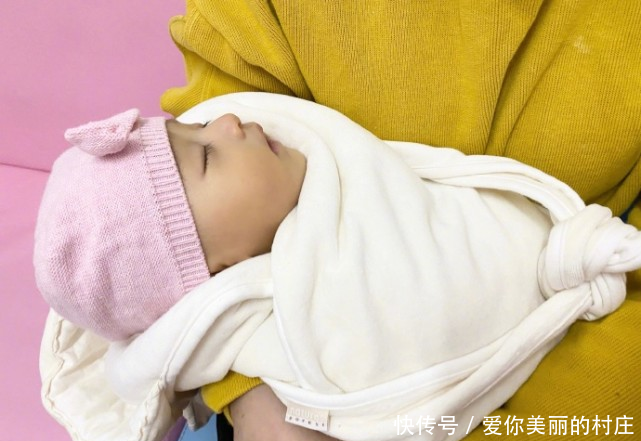 「不易」何雯娜晒日常感叹带娃不易,女儿开怀大笑像极了爸爸梁超