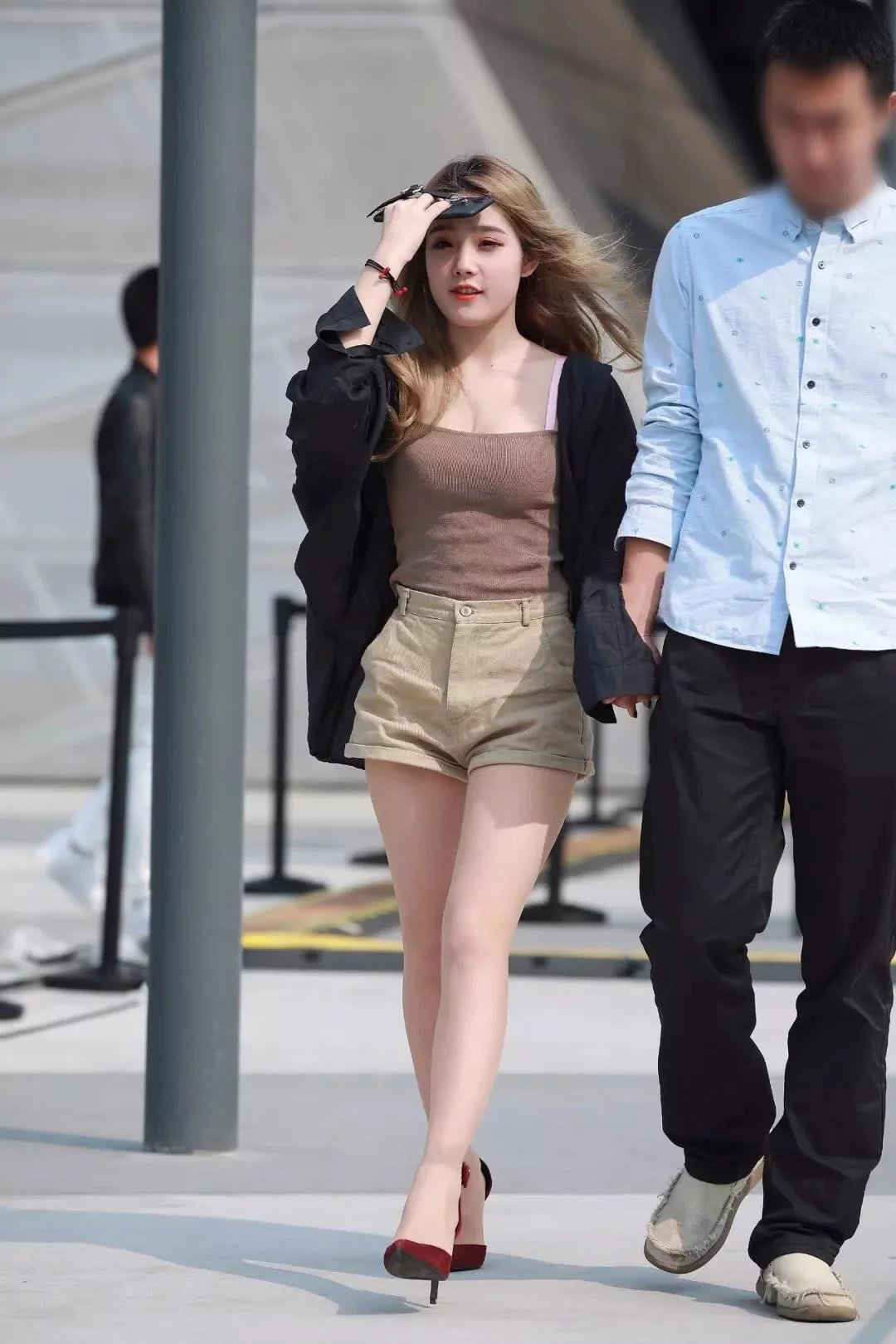 微胖性感女神一字肩搭配超短裤，时尚的穿搭，秀出凹凸有致好身材