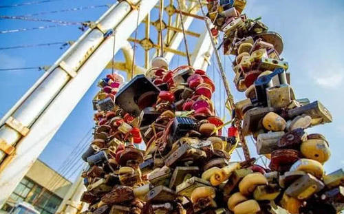 这里曾是中国领土，现在对国人免签，大龙虾50一只，七彩沙滩