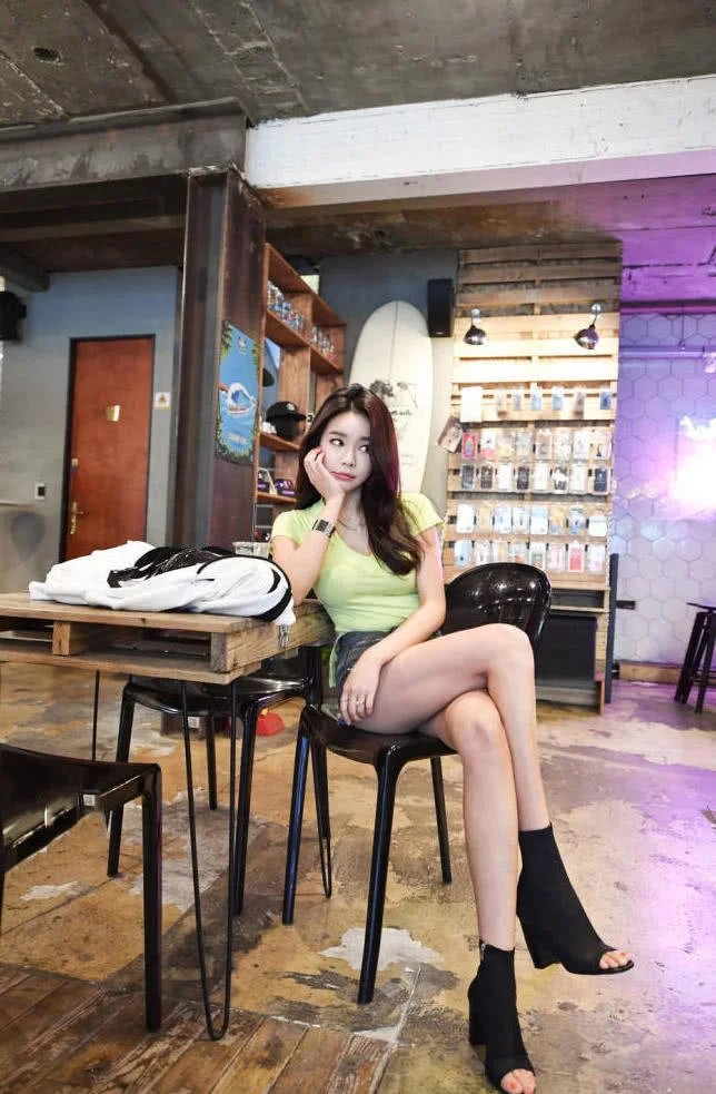 小姐姐紧身短袖，修身的穿搭尽显紧致的胸部的完美的线条，突出了