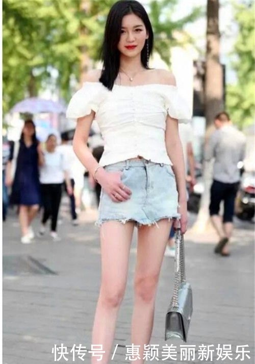  凸显■街拍：白色一字肩上衣配牛仔短裙，凸显大长腿，美女时尚又靓丽