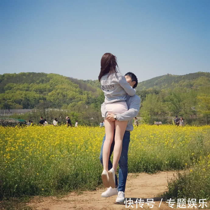 这一抱勒的有点紧，小姐姐的美腿修长身材很好，被男友抱起来差点