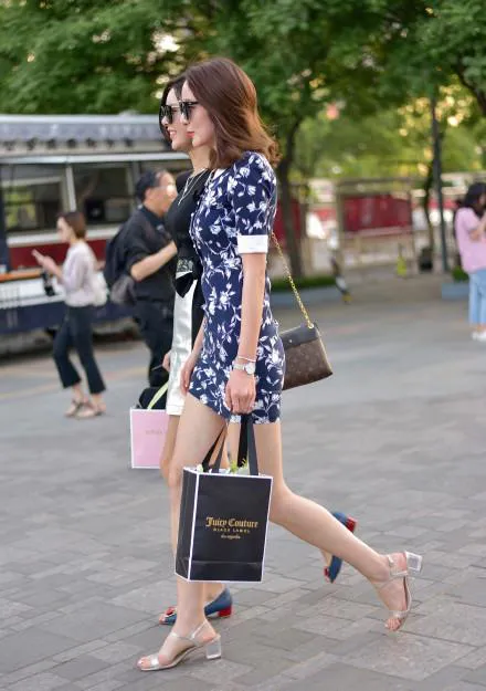  『碎花』蓝色碎花裙, 银色高跟鞋, 尽显婀娜身姿