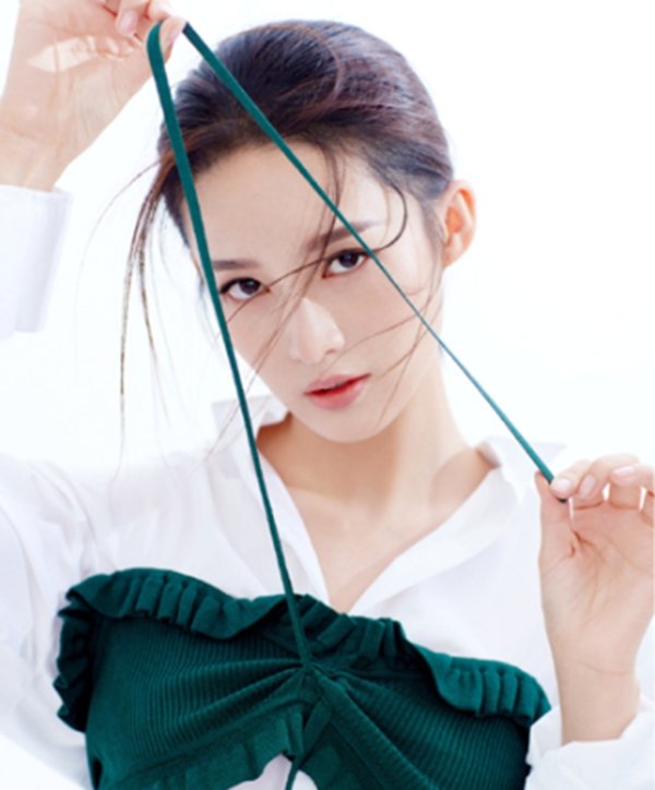 李沁真敢穿！上衣滑落到腋下，网友：这样也可以！