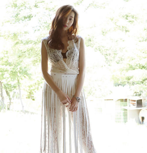 气质小姐姐蕾丝长裙大秀凹凸有致好身材，素面朝天更显精致