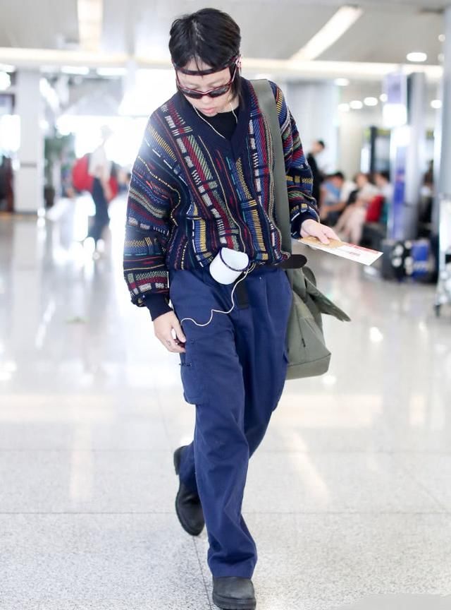 窦靖童一身农民工打扮，与季节格格不入，网友：这是要去北极？