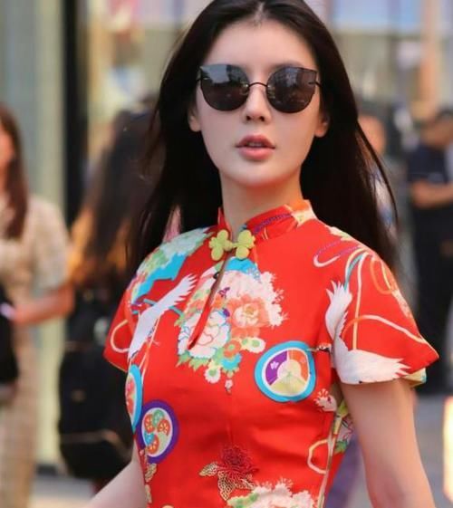  短袖：养眼女神街拍：明眸善睐的美女，一件白色短袖配卡其色裤子，时尚女神气质