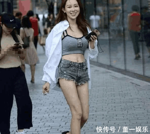 街拍：现在的女大学生真不得了，这身材发育的也太好了吧