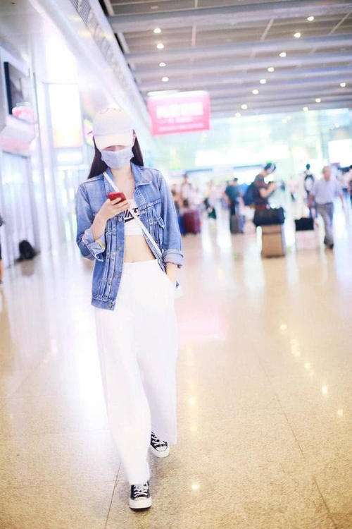 乔欣上身只穿了件裹胸，也敢敞开外套炫腹，网友：真敢穿！