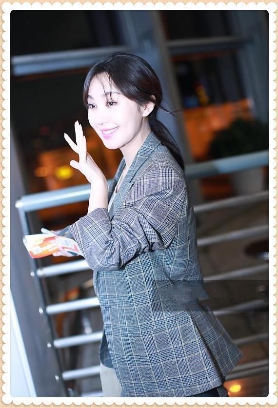 看了杨颖的西装，再看李菲儿，网友直呼：真不敢恭维黄晓明的品味